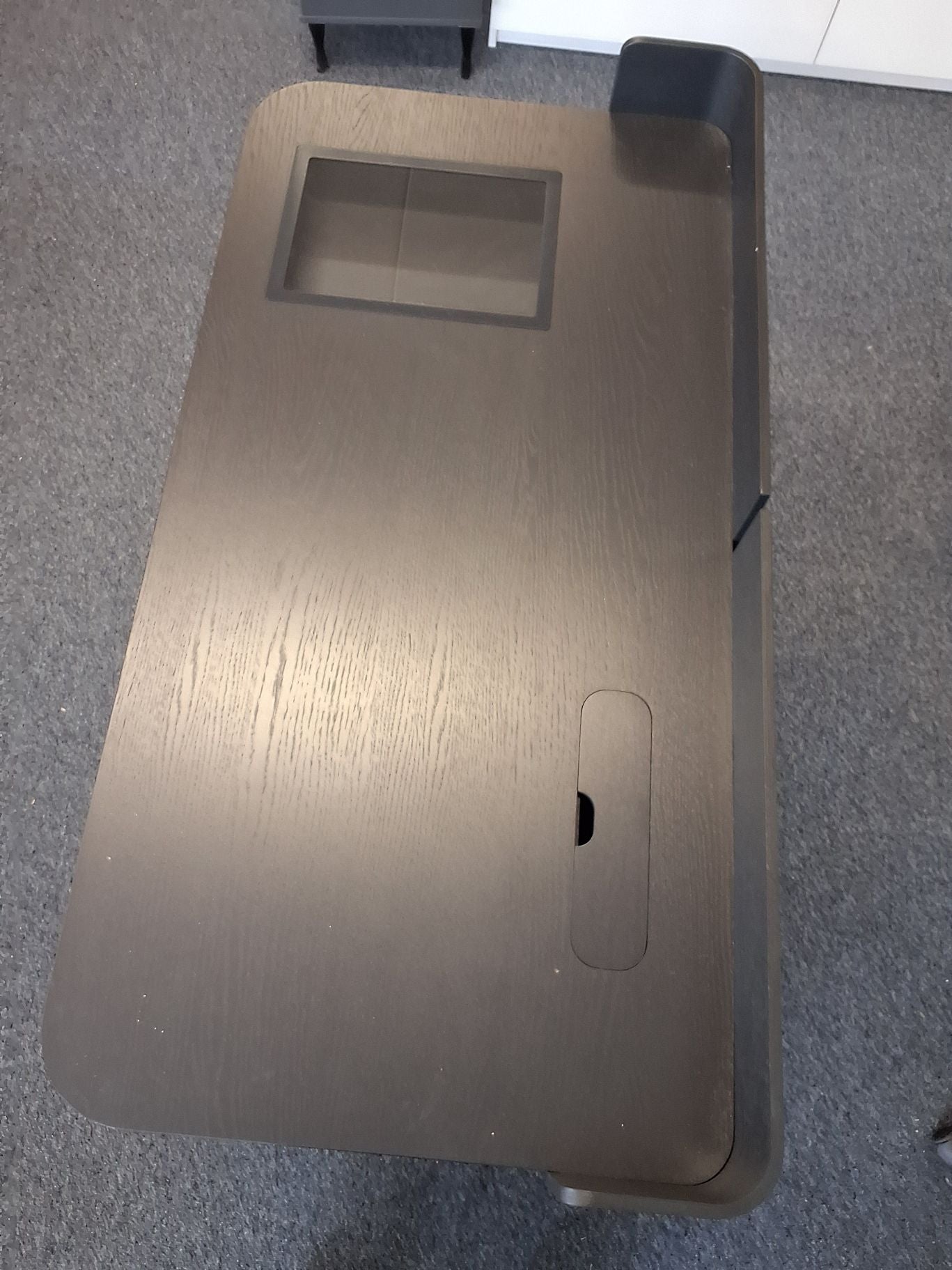 Dette er et brugt IKEA Micke skrivebord i farven sortbrun